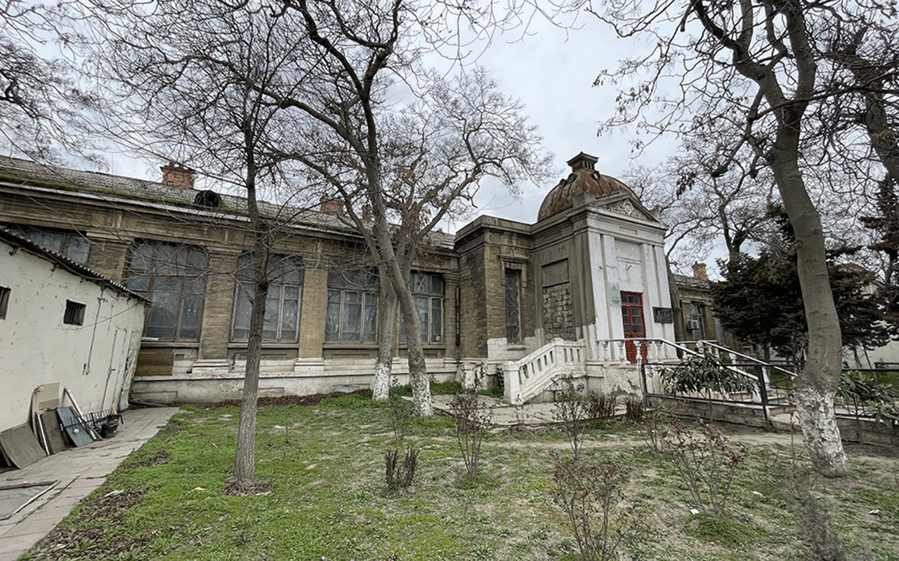 bakida-tarixi-lisey-binasi-qezali-veziyyetdedir-tedris-de-aparilmir