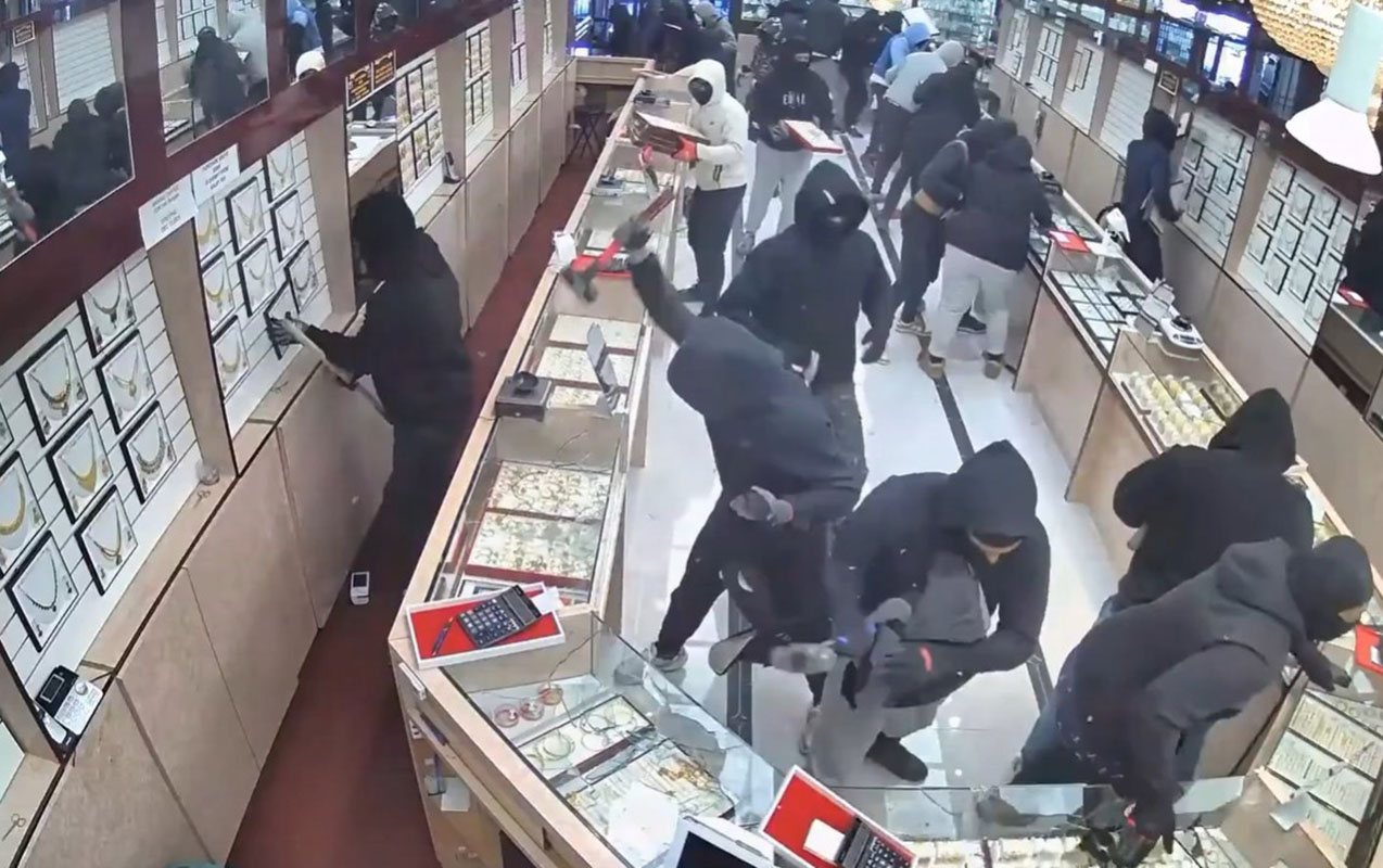 bir-deqiqede-17-milyonluq-zinet-esyalari-ogurladilar