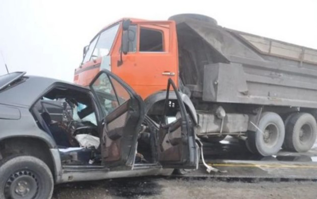 yuk-ve-minik-masinlari-toqqusdu-surucu-oldu