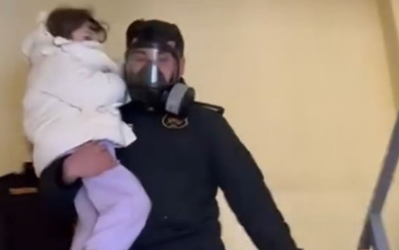 polis-vetendaslari-yangindan-bele-xilas-etdi