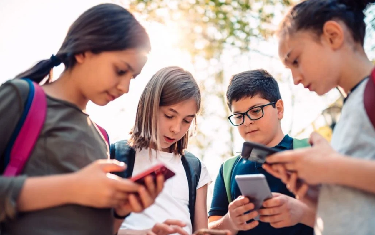 bu-olke-mekteblerde-telefondan-istifadeni-qadagan-etdi
