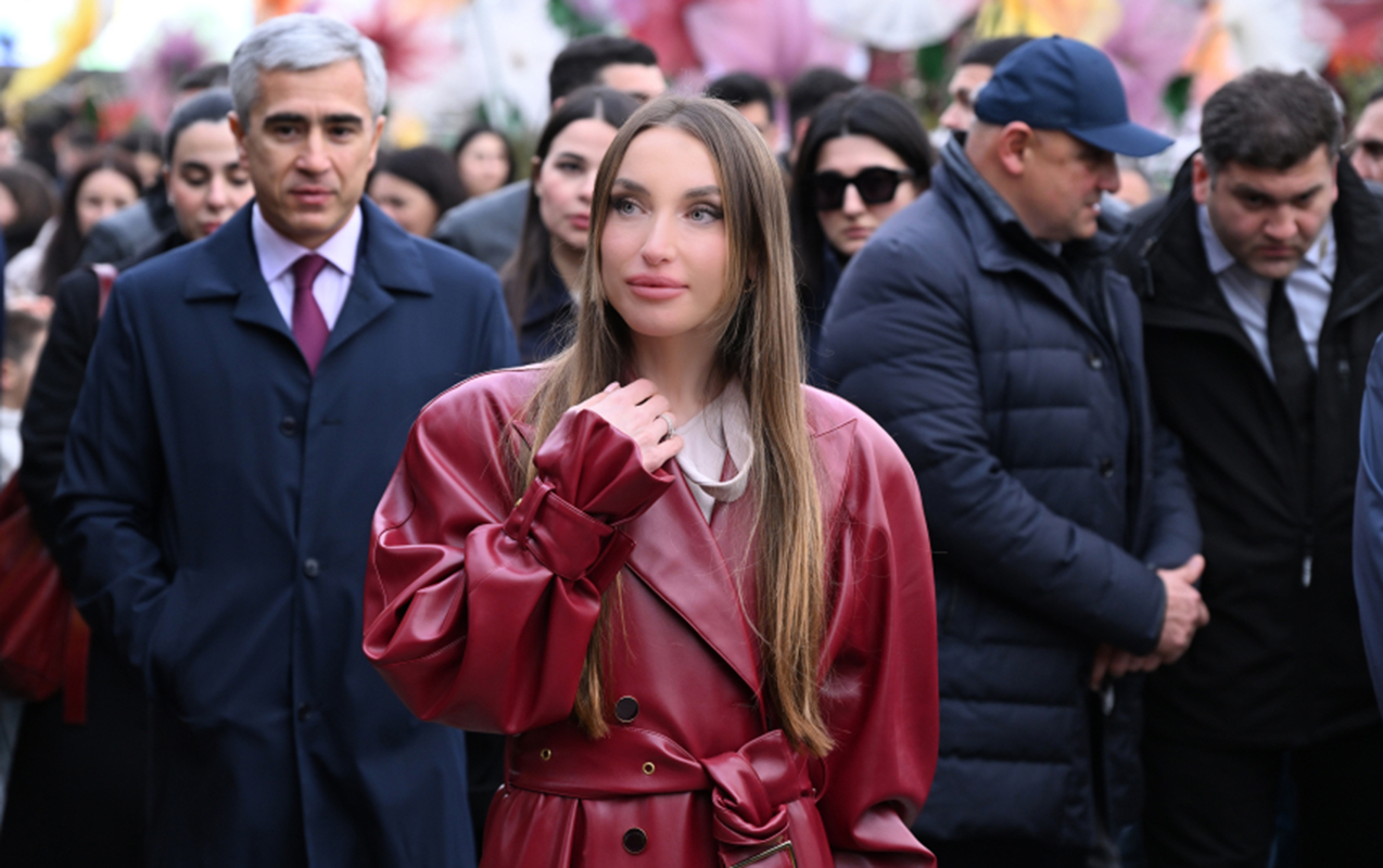 alena-eliyeva-novruz-yarmarkasinda