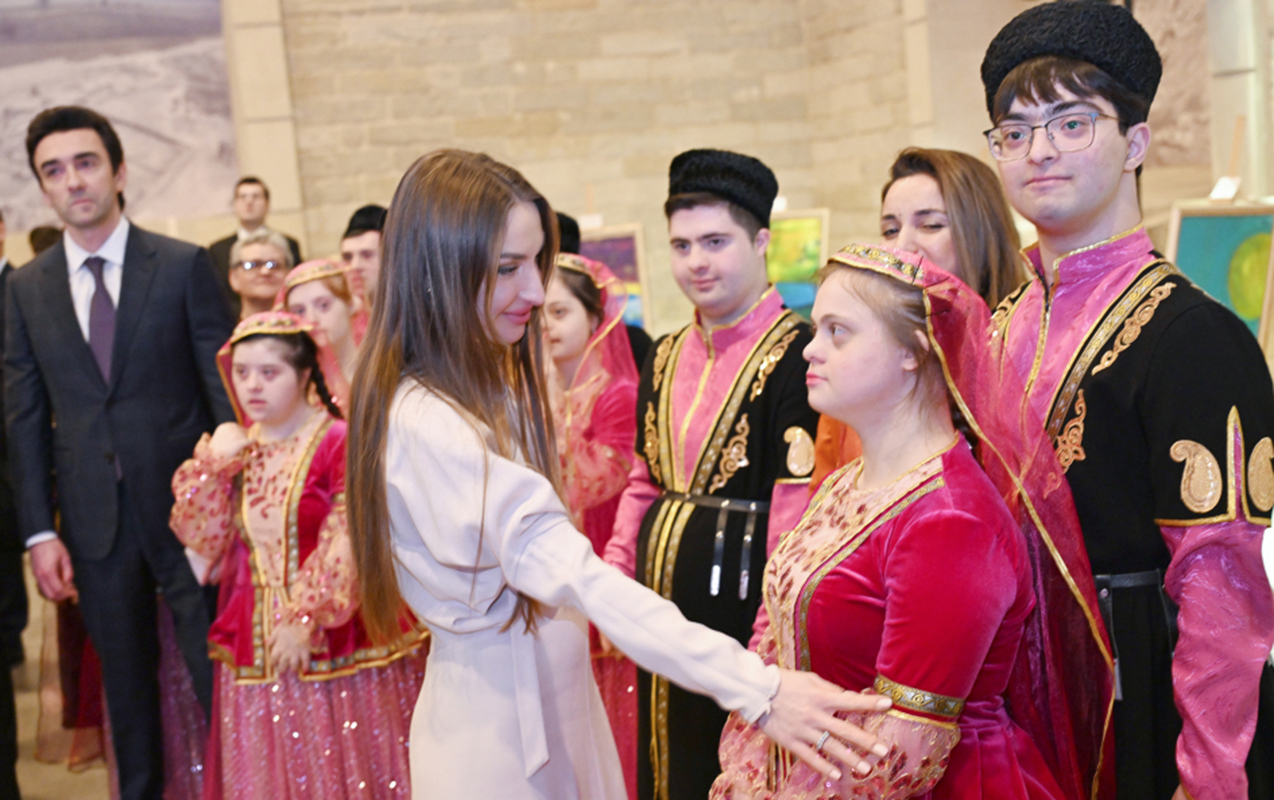 prezidentin-gelini-cerciveden-kenar-adli-sergide