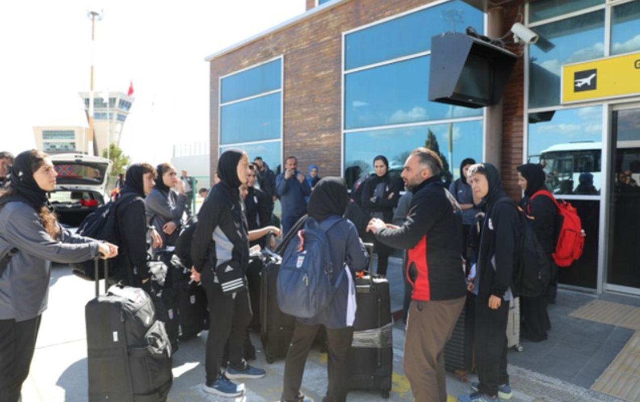 xain-elan-edilmis-qadin-futbolcular-irana-qayitdilar