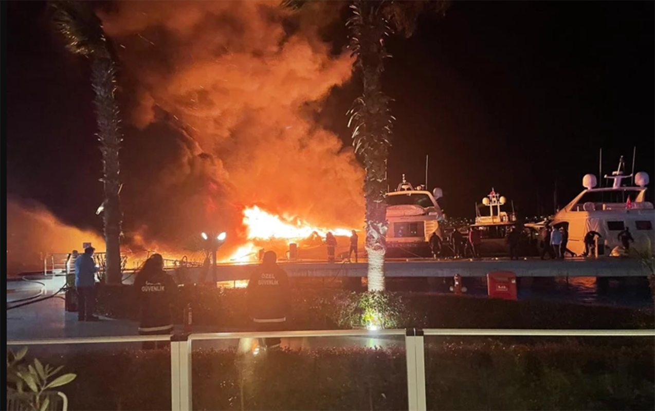 turkiyede-limanda-guclu-yangin-5-yaxta-yandi