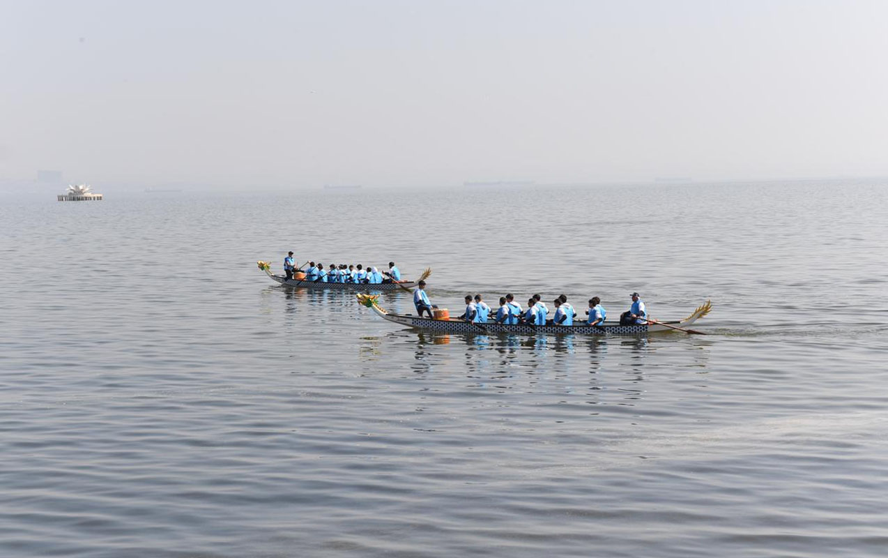 paytaxtda-xezerin-sulari-avarcekme-ve-yelkenli-qayiqlarla-bezendi