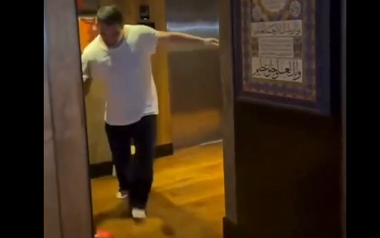 arda-turan-dehlizde-futbol-oynadi