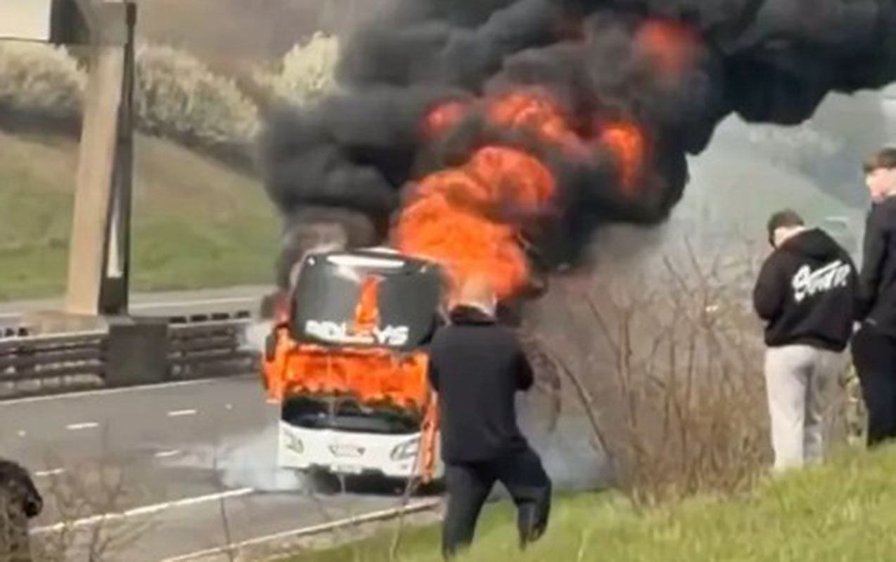 azarkesleri-dasiyan-avtobus-yolda-yanib-kul-oldu