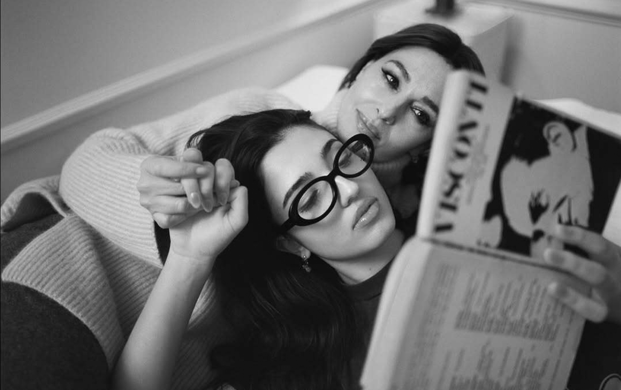 qizi-ile-birlikde-kamera-qarsisinda