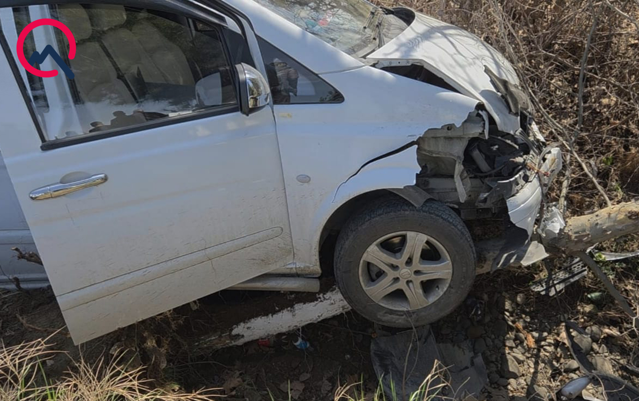 mikroavtobusla-masin-toqqusdu-yaralananlar-var