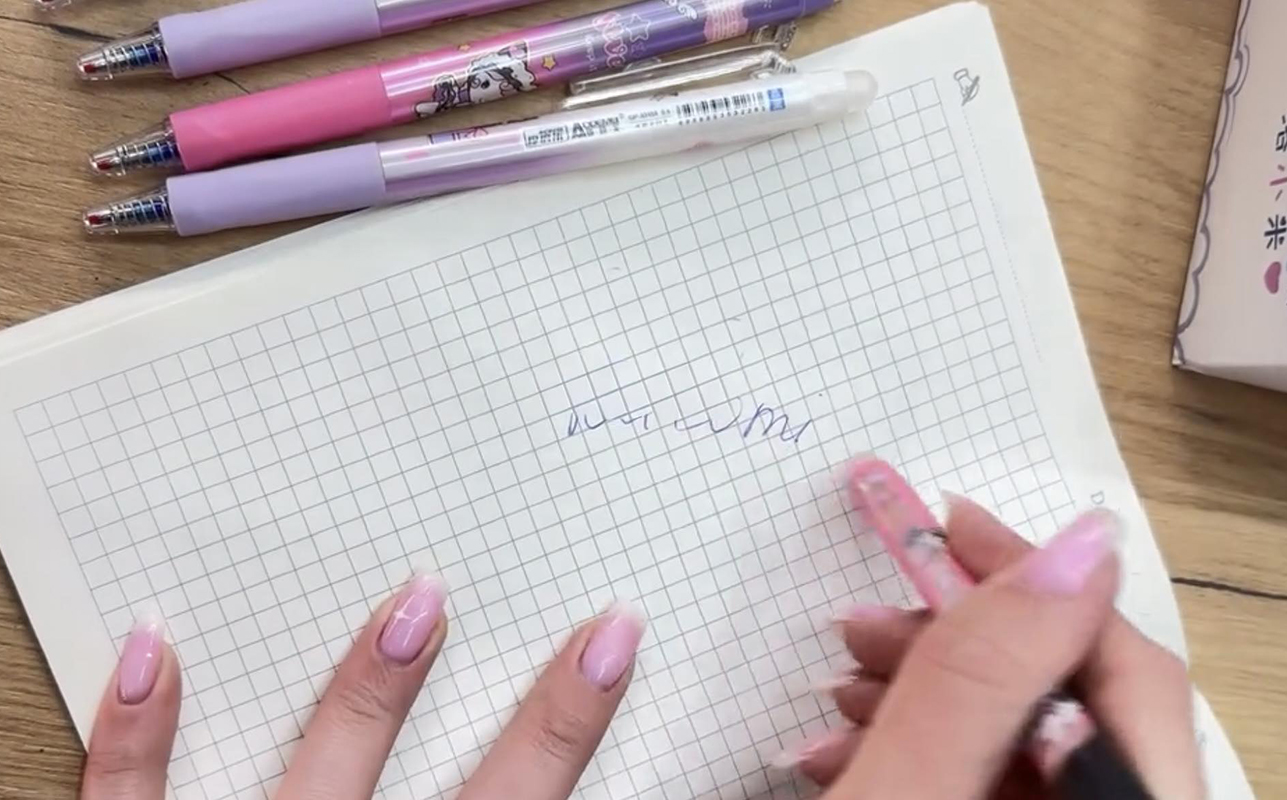 imtahandaki-yazib-pozan-qelemlerle-bagli