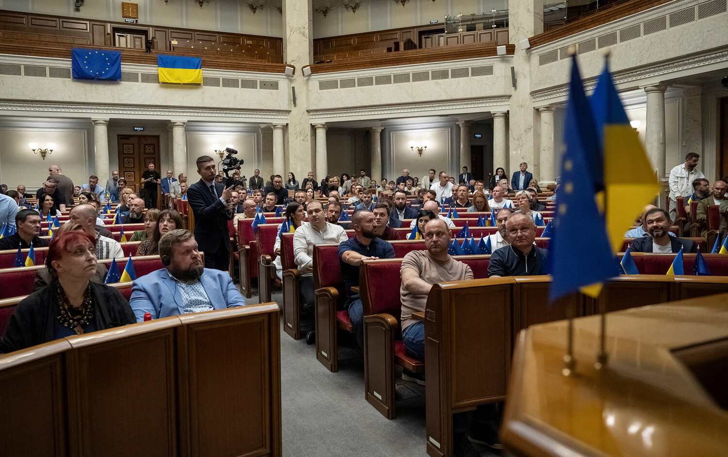 ukraynada-deputatlar-ise-cixmaq-istemir