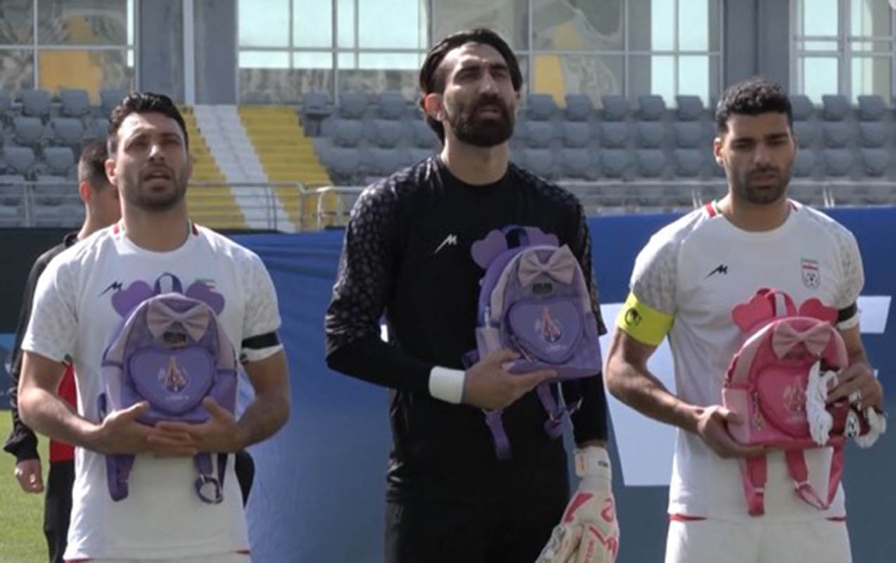 iranli-futbolcular-meydana-mekteb-cantalari-ile-cixdilar
