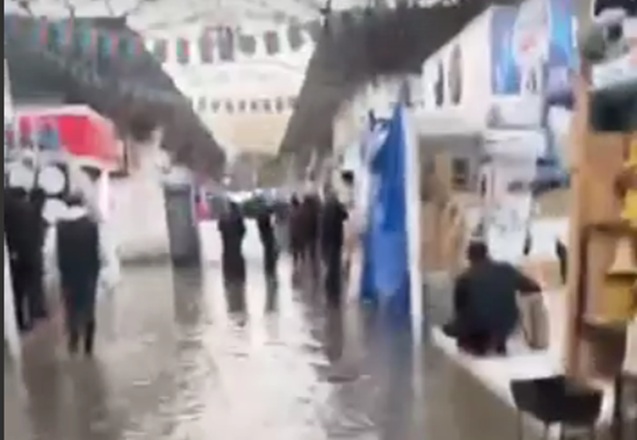 sederek-ticaret-merkezini-su-basdi