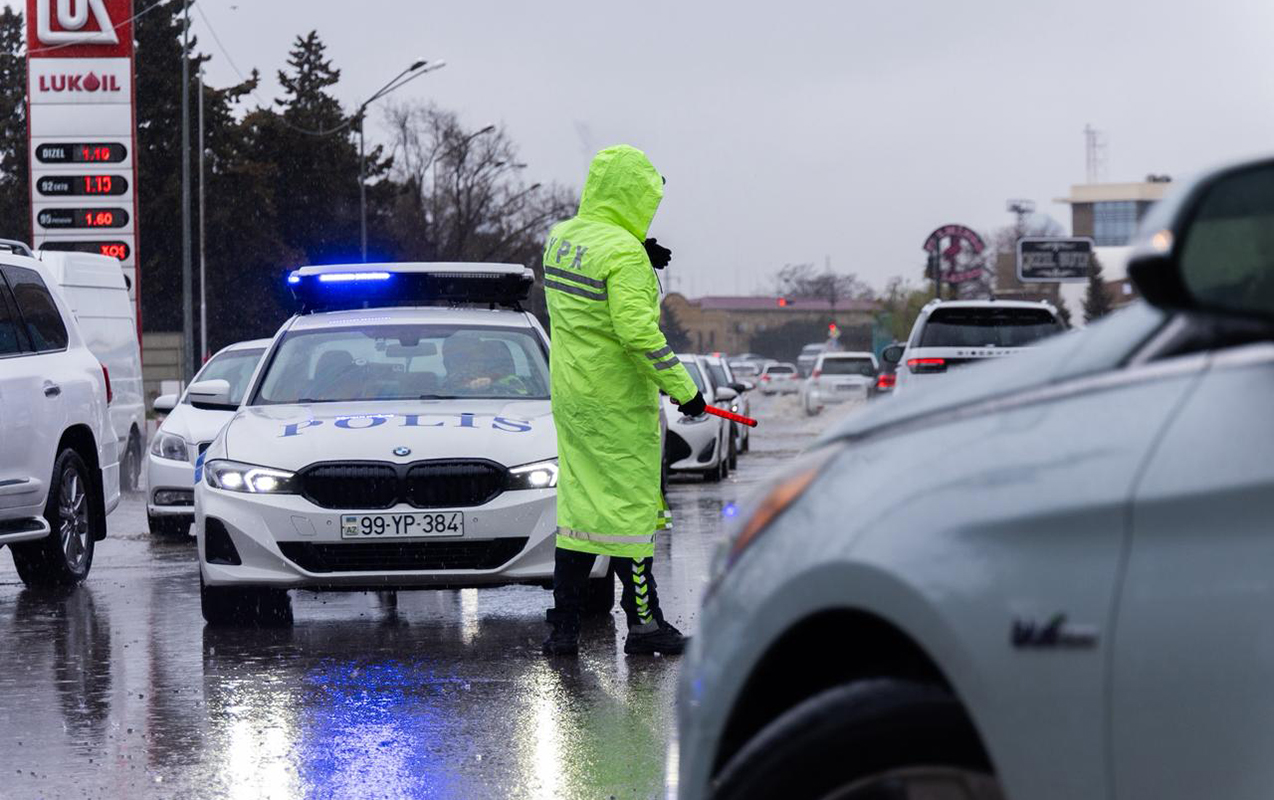 yagisli-hava-seraitinde-polis-xidmetini-davam-etdirir