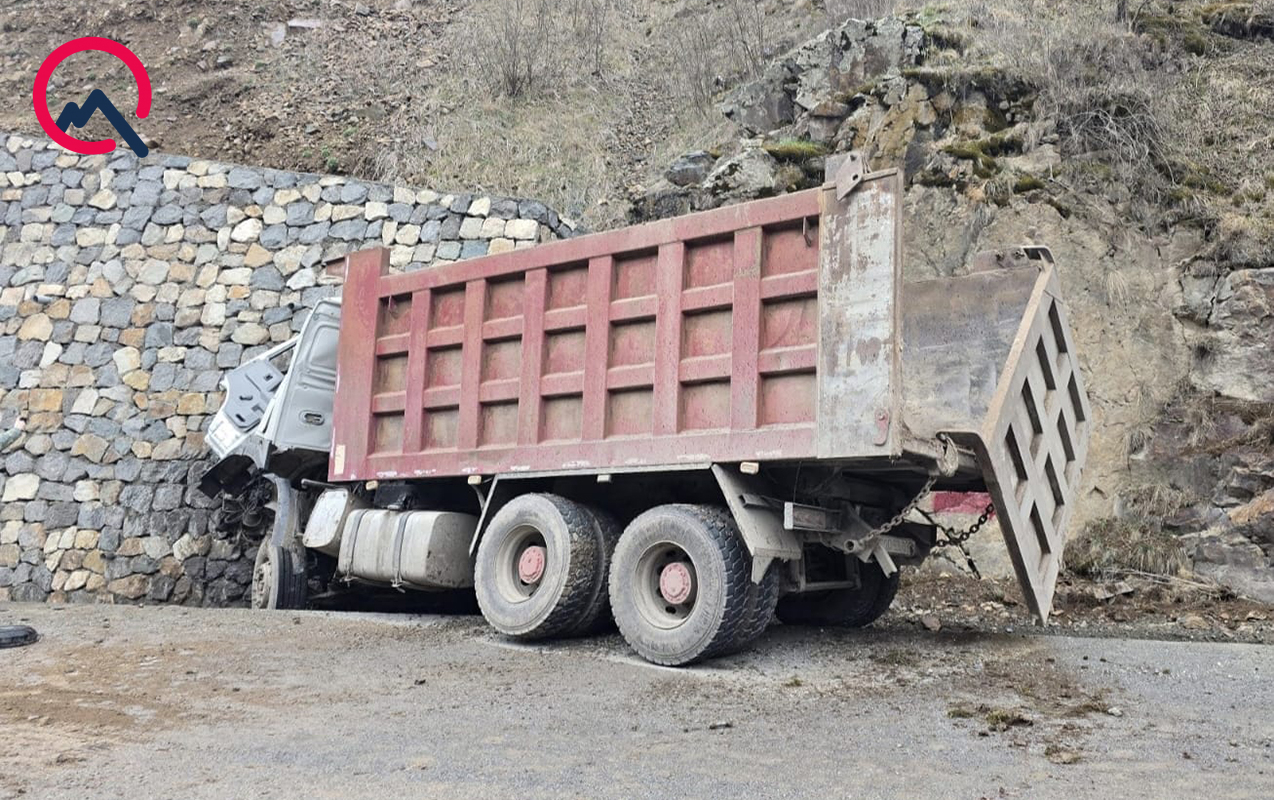 kelbecerde-yuk-masini-asdi