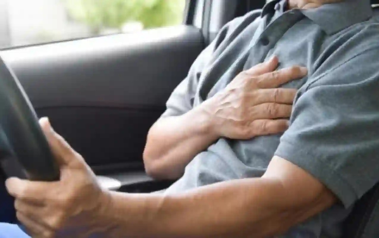 56-yasli-kisi-avtomobilinde-oldu