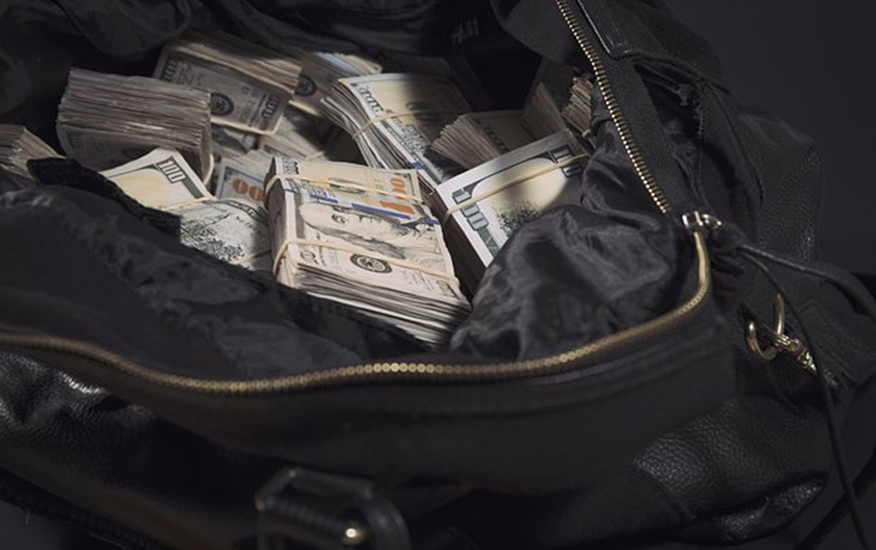 7-yasli-qiz-anasina-esebilesib-88-min-dollari-pencereden-atdi