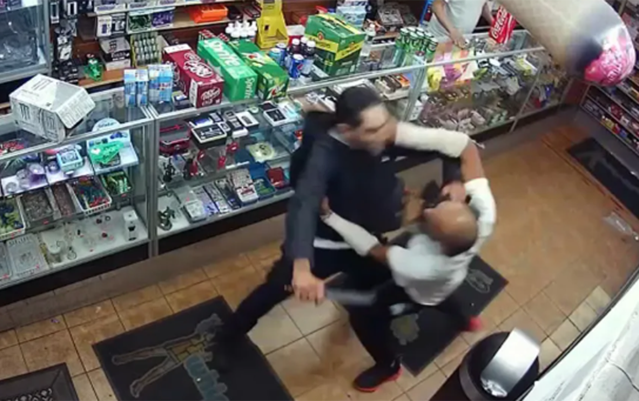 30-yasli-kisi-magazada-bicaqlandi