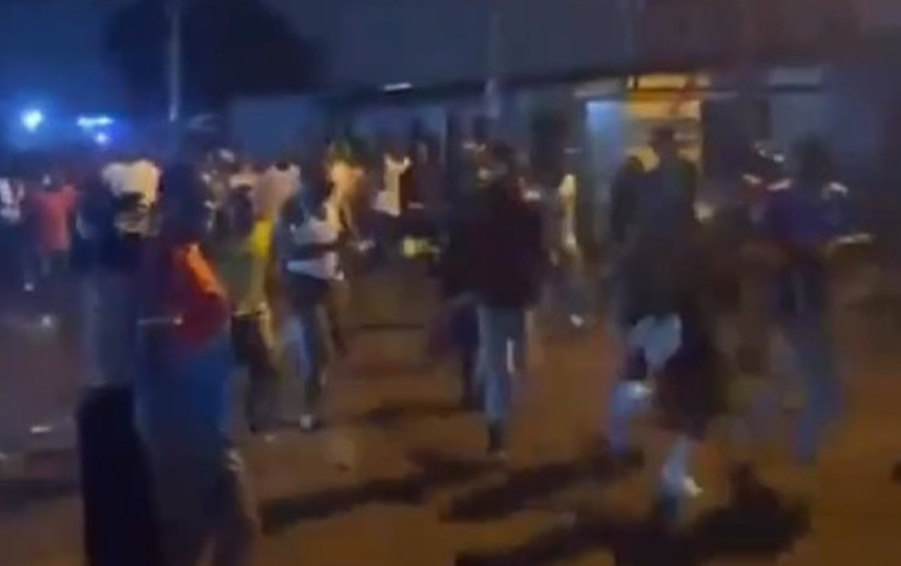 52-il-sonra-gelen-uguru-yagisin-altinda-qacaraq-qeyd-etdiler