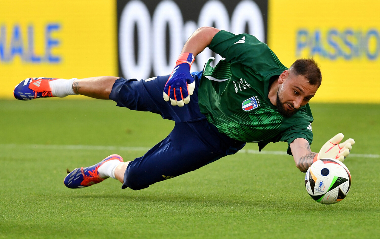 federasiyanin-binasina-yumurta-atdilar