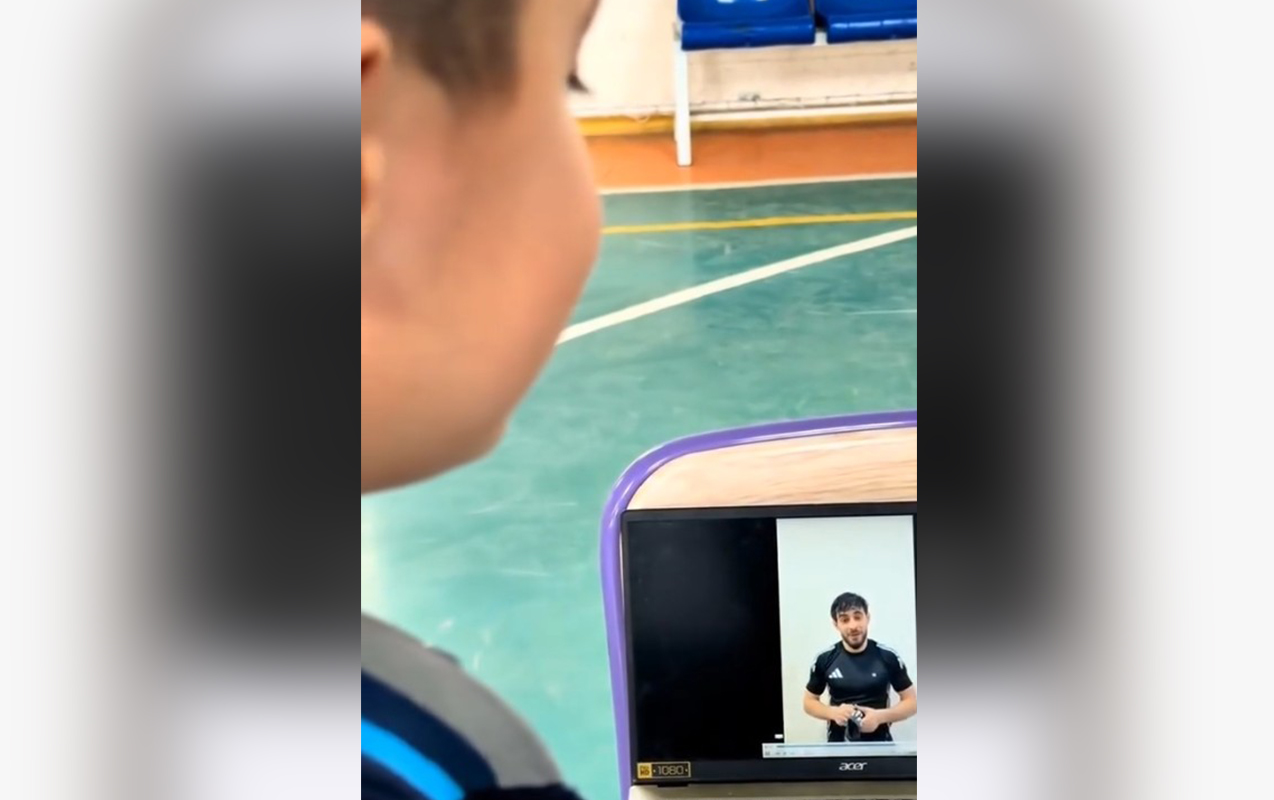 elvin-ona-hediyye-gonderdi-suni-intellektdir-deyib-inanmadi