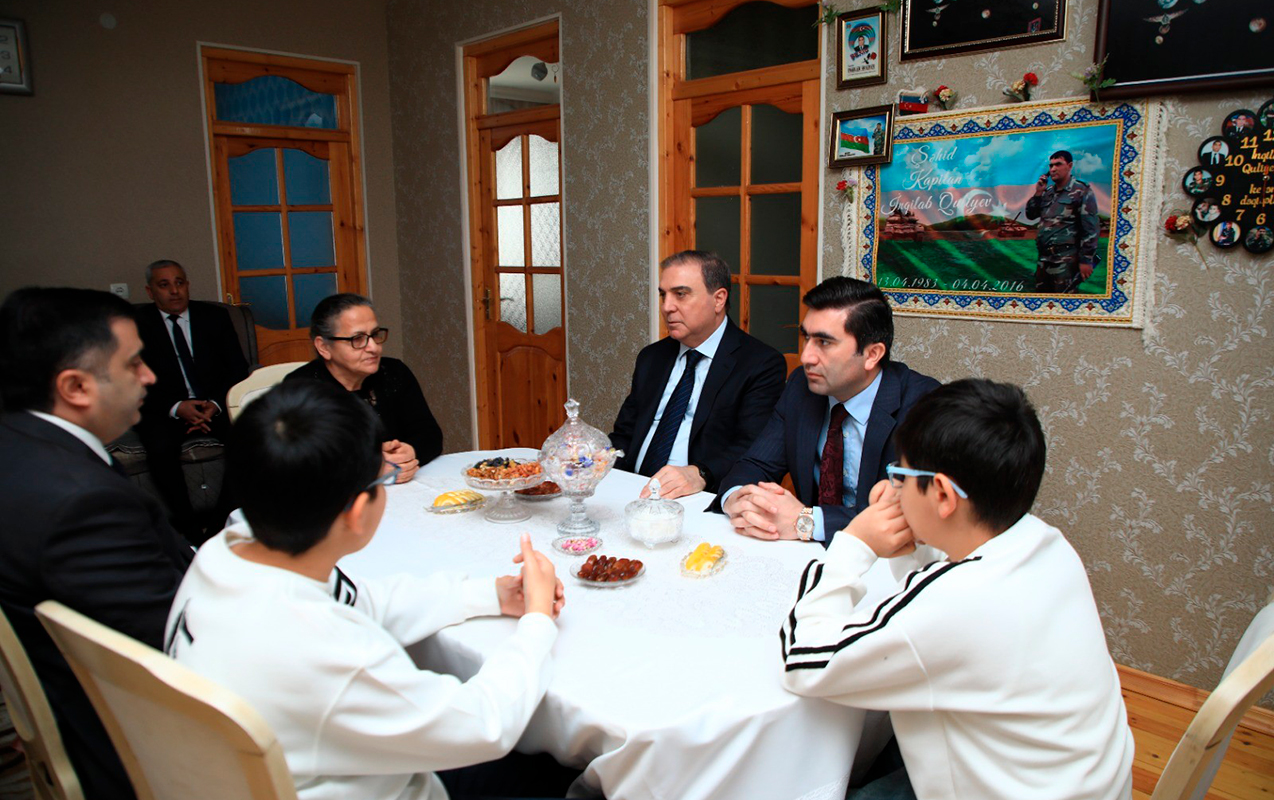 niyazi-bayramov-aprel-doyuslerinde-helak-olan-sehidlerin-ailelerini-ziyaret-etdi