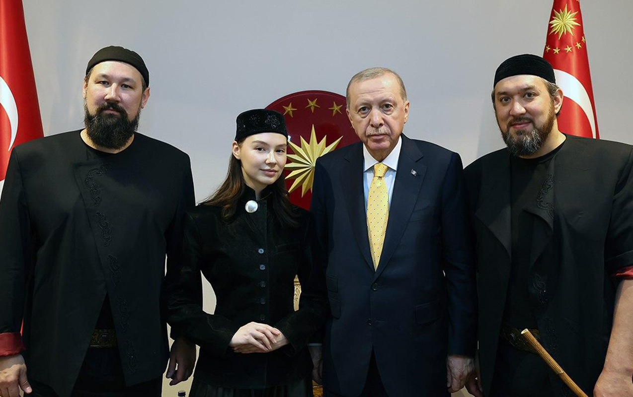 erdogan-ay-yola-musiqi-qrupu-ile-gorusdu