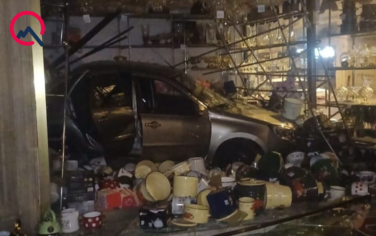 gencede-avtomobil-magazaya-girdi