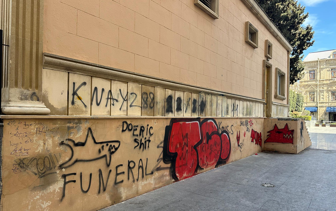 nizami-kino-merkezinin-divarina-qraffiti-cekenler-saxlanildi