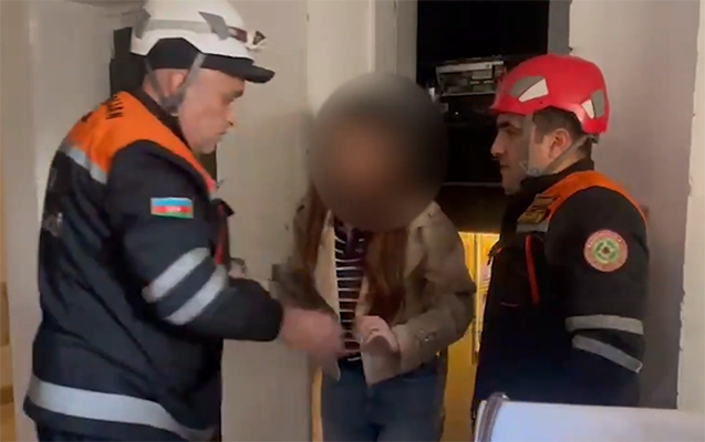 liftde-qalan-qadin-bele-cixarildi