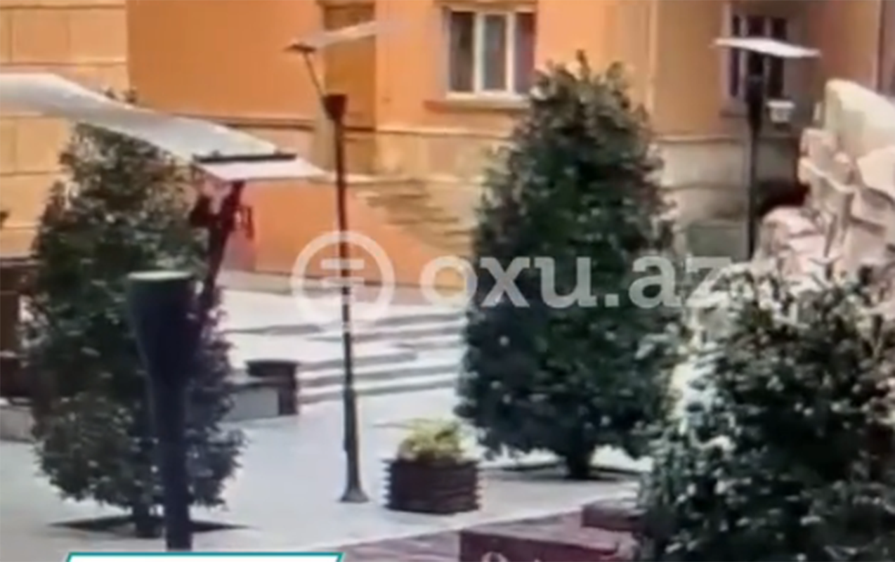 nizami-kino-merkezinin-divarlarina-bele-ziyan-vurdular