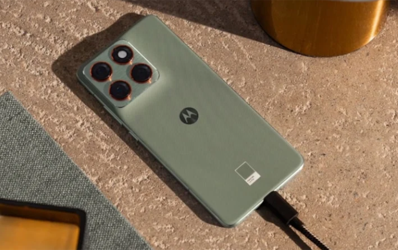 motorola-swarovski-ile-bezedilmis-modellerle-geri-dondu