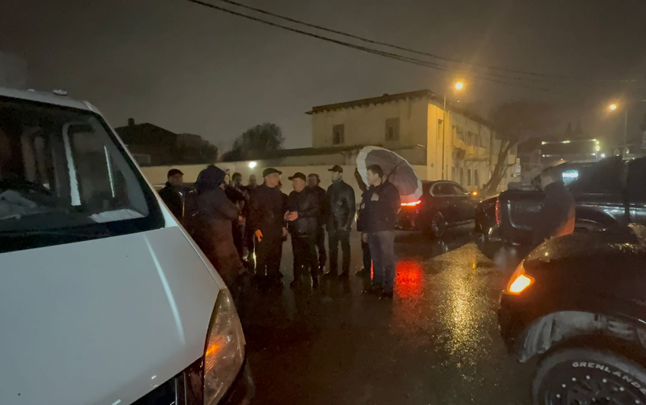 eldar-ezizov-keslede-hemin-evin-sokulduyu-yere-baxis-kecirdi