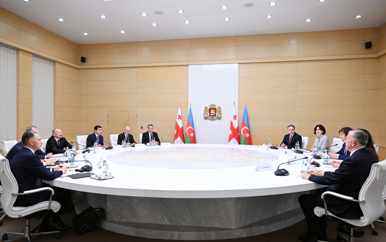 prezidentin-kobaxidze-ile-genis-terkibde-gorusu