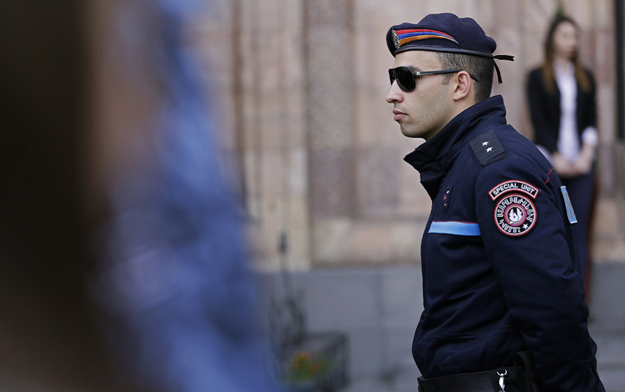 irevanda-nazirlik-binasinda-silahli-insident