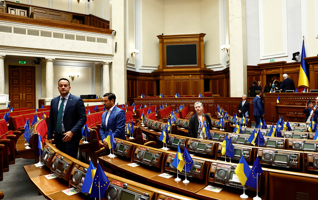 deputatlarin-coxu-islemekden-yorulub