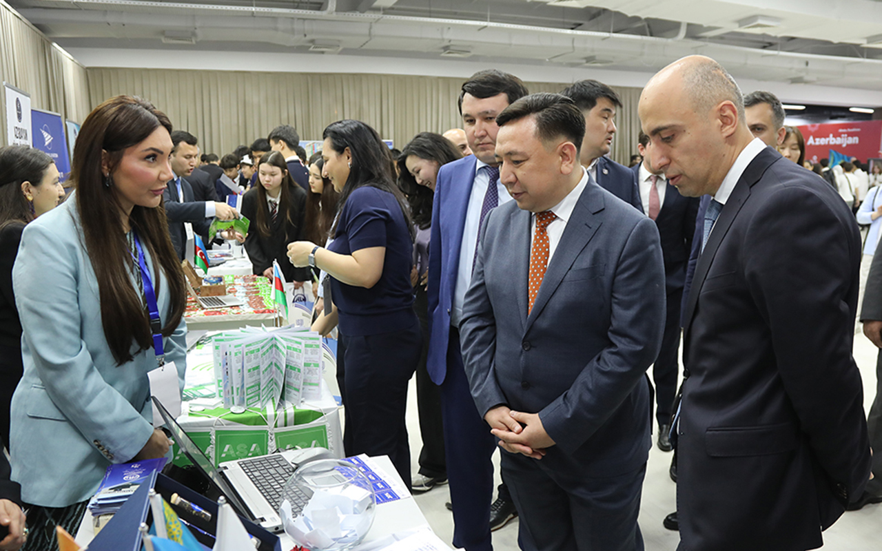 qazaxistanda-azerbaycan-universitetinin-stendine-boyuk-maraq