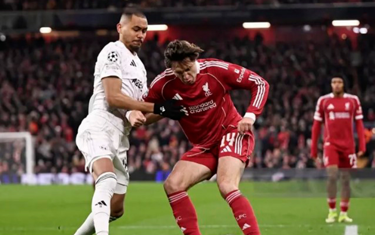 liverpulun-qapicisi-qarabagin-futbolcusuna-imzali-forma-verib