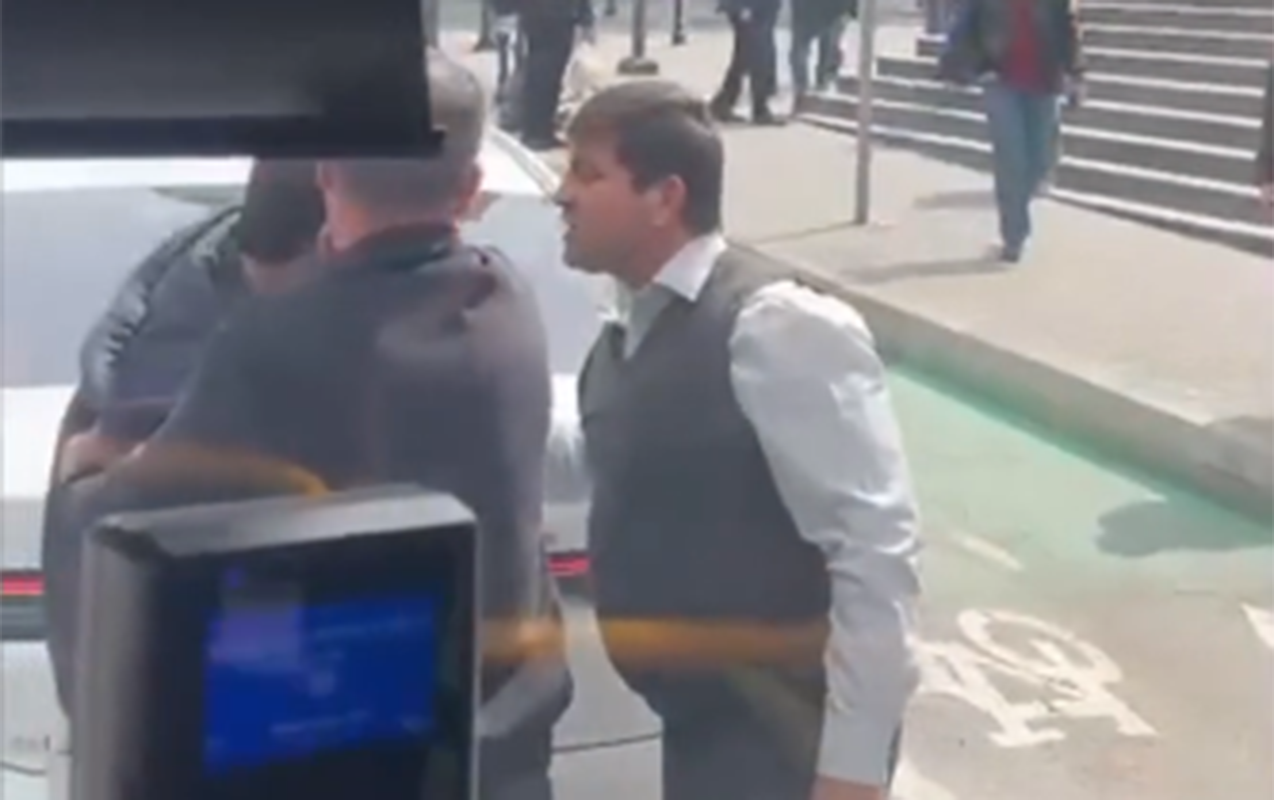 avtobus-surucusunu-yumruqla-vuran-sexs