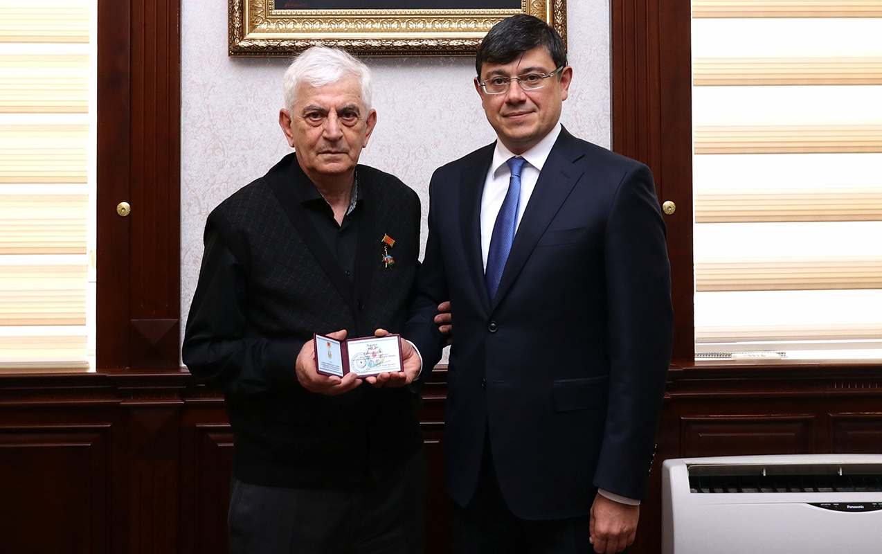 ukraynadaki-diaspor-rehberine-medal-teqdim-olundu