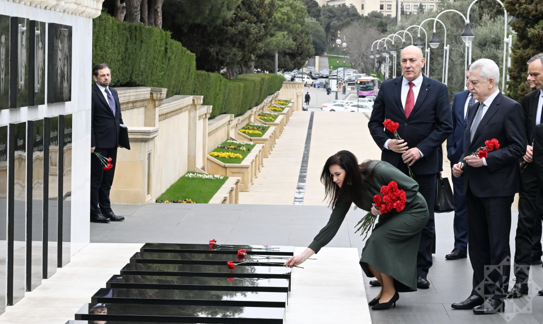 Litva Baş naziri Şəhidlər xiyabanında - Fotolar Litva Baş naziri Şəhidlər xiyabanında - Fotolar