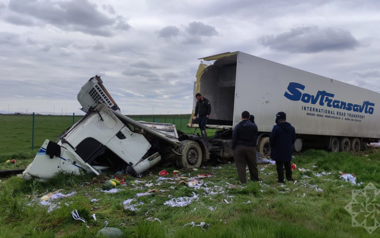 odenisli-yolda-qarpiz-dolu-tir-asdi