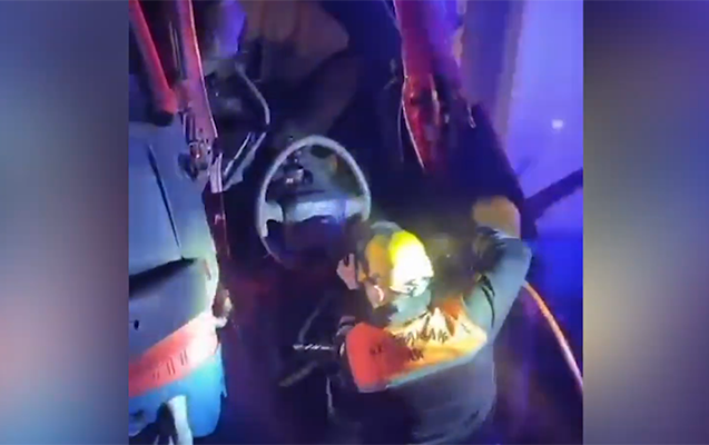 qezaya-dusen-surucu-bele-xilas-edildi