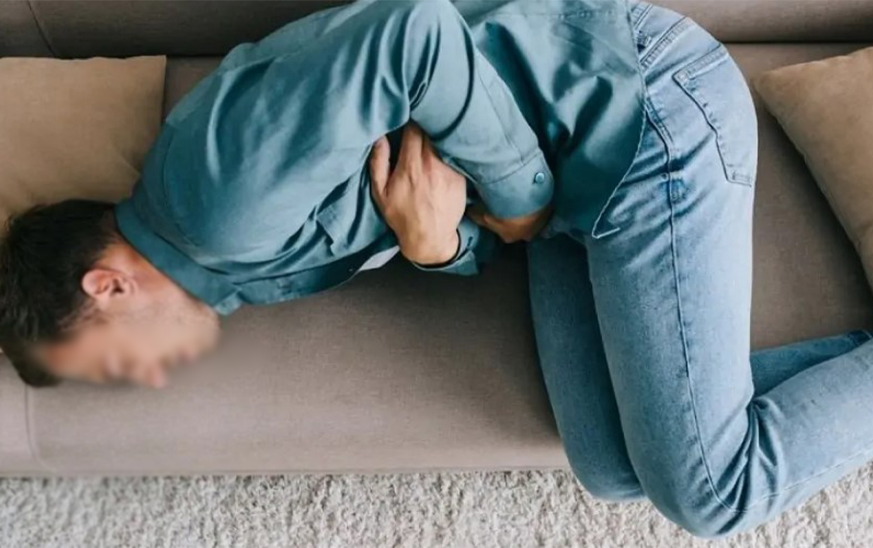 qayinata-tepikle-vurub-kurekeninin-bagirsagini-partlatdi