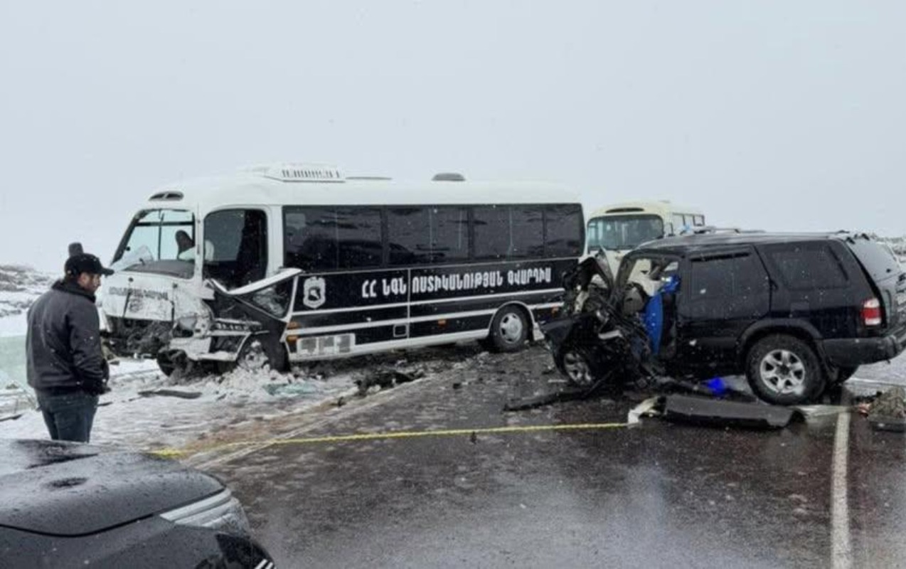 pasinyanin-kortejini-musayiet-eden-polis-avtobusu-qezaya-dusdu