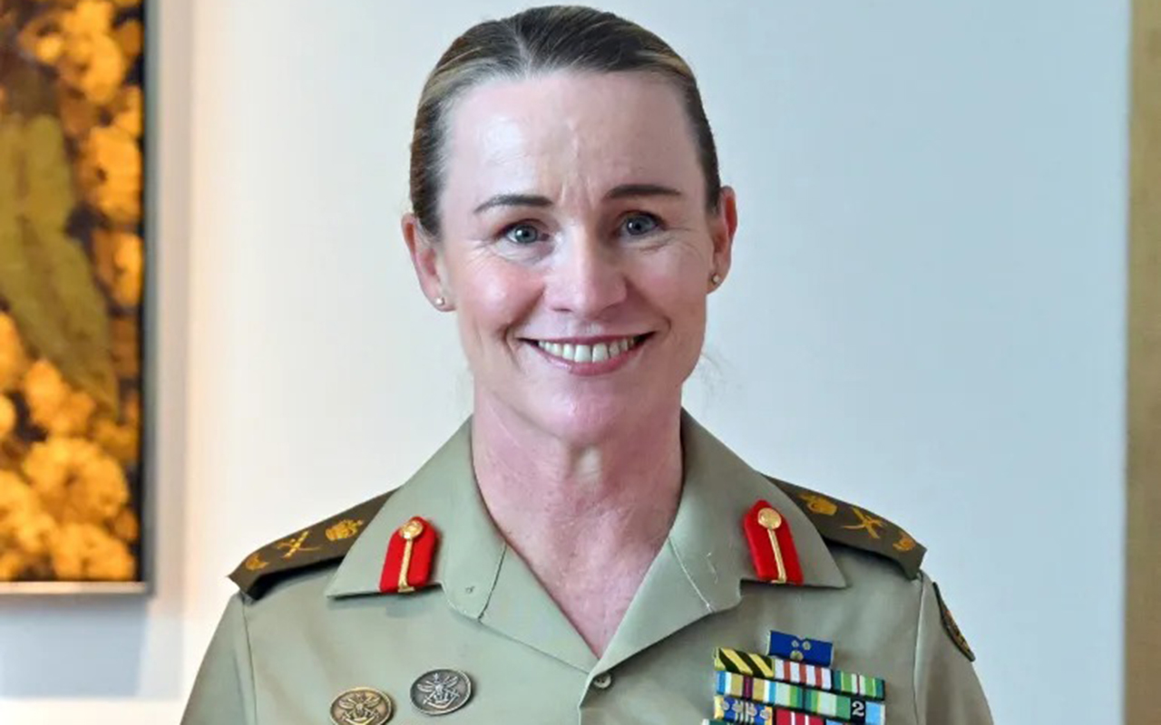 bu-olkede-qadin-ordu-komandani-oldu