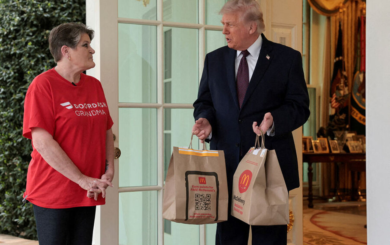 tramp-mcdonalds-sifarisini-getiren-kuryerle-metbuat-konfransi-kecirdi