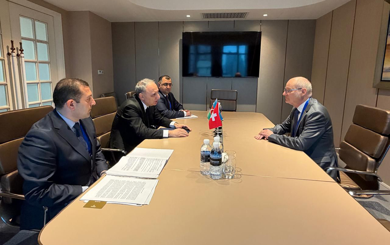 kamran-eliyev-cinde-hemkarlari-ile-gorusler-kecirir