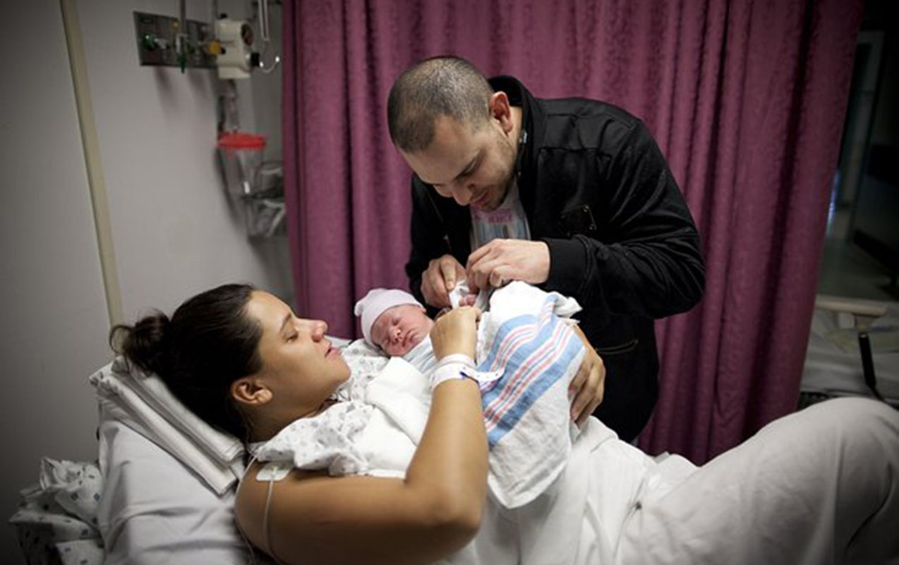 abs-xarici-qadinlarin-dogumunu-qadagan-etmek-isteyir